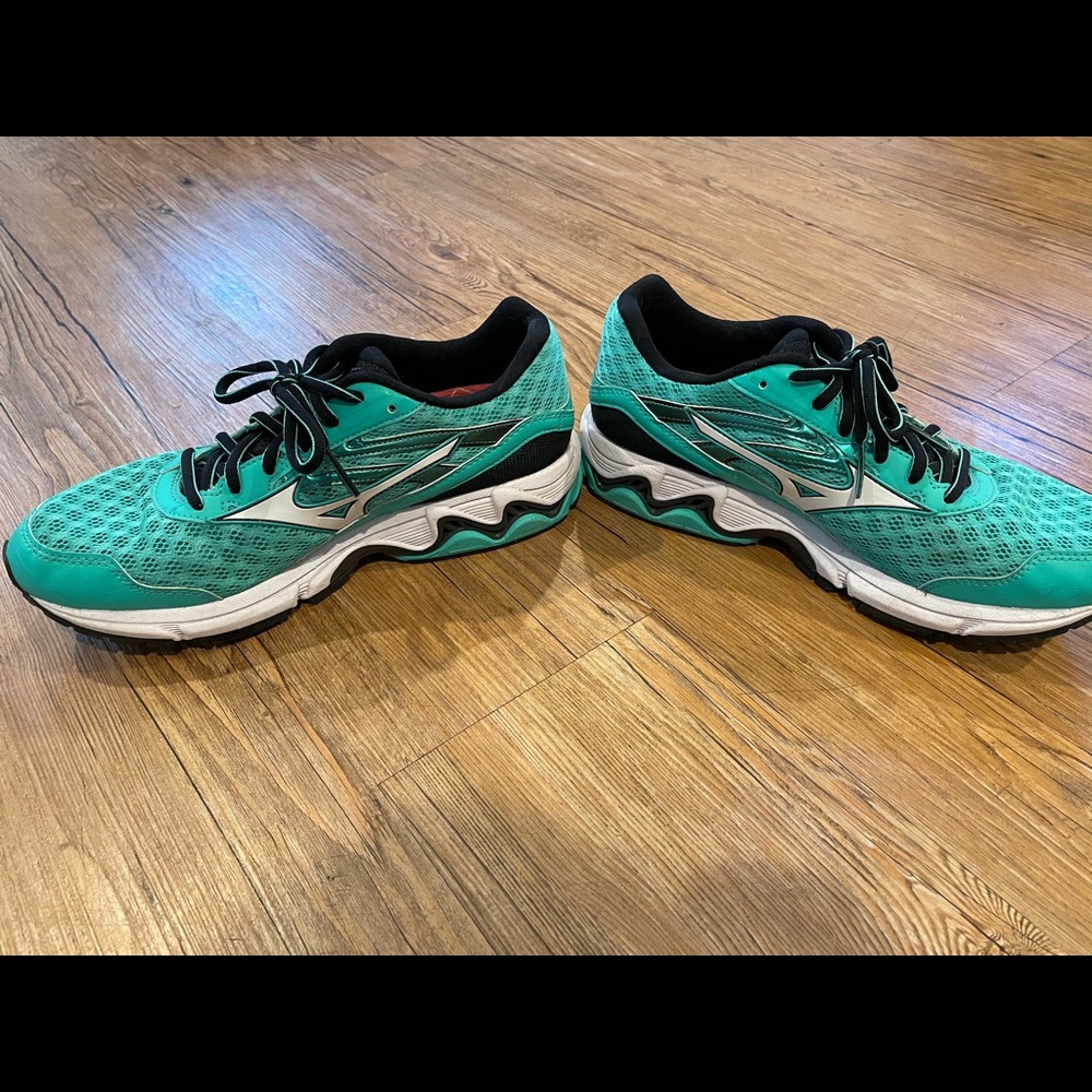 Mizuno Wave Inspire 12, women’s size 9